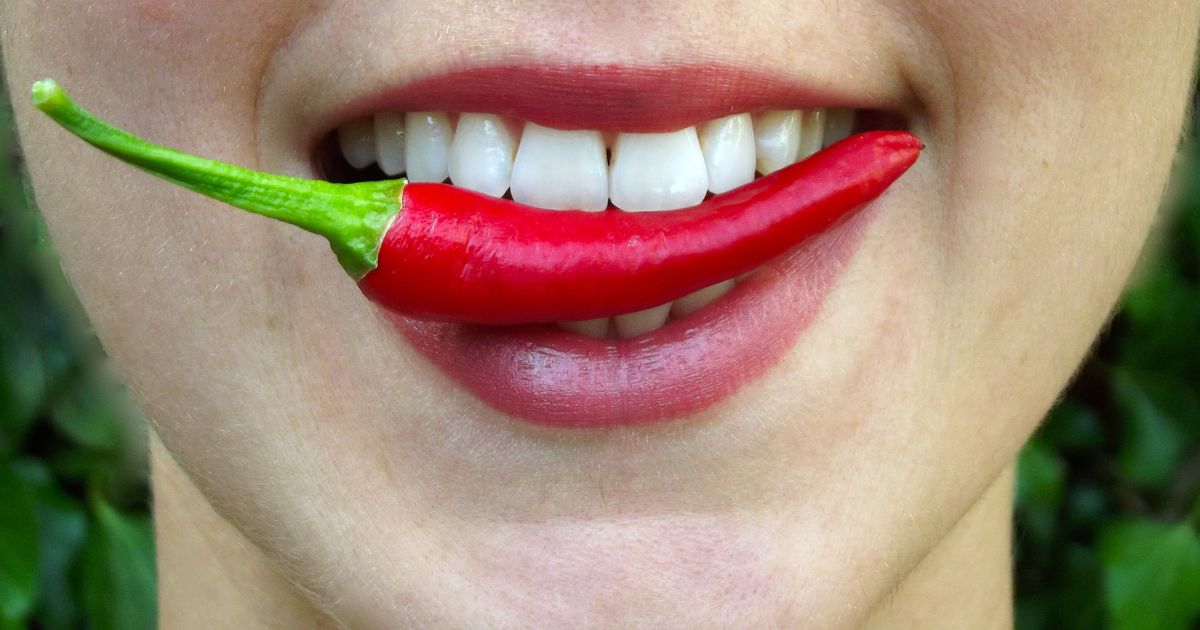 ragazza che mangia peperoncino per dimagrire - integratori per dimagrire