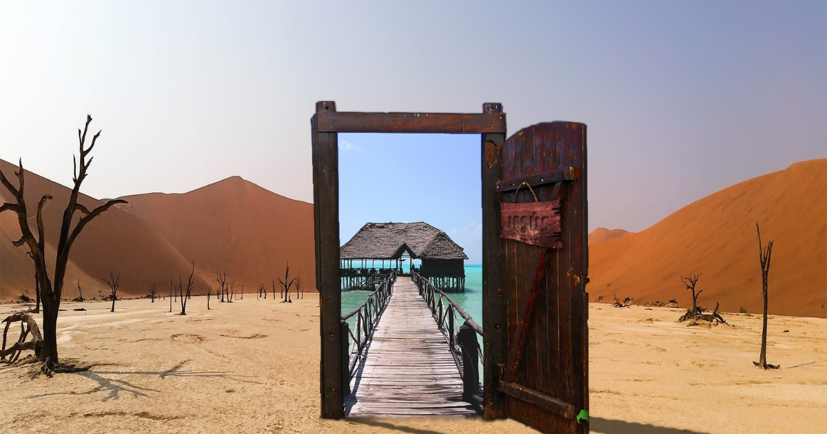 una porta che porta ad un'oasi nel deserto