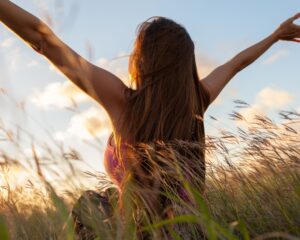 stare bene da soli: ragazza apre le braccia e assapora gustandosi questa solitudine