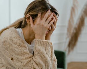 Blocco Emotivo: una donna sotto stress non riesce a stare bene