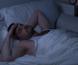 Ansia, paura o panico: un uomo soffre di insonnia per i troppi pensieri